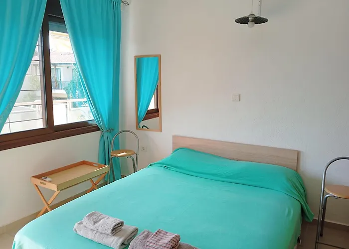 Sunny Apartment 30M From The Beach